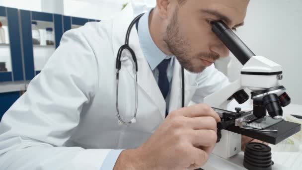 Manliga Forskare Vit Rock Tittar Genom Mikroskopet Laboratorium — Stockvideo