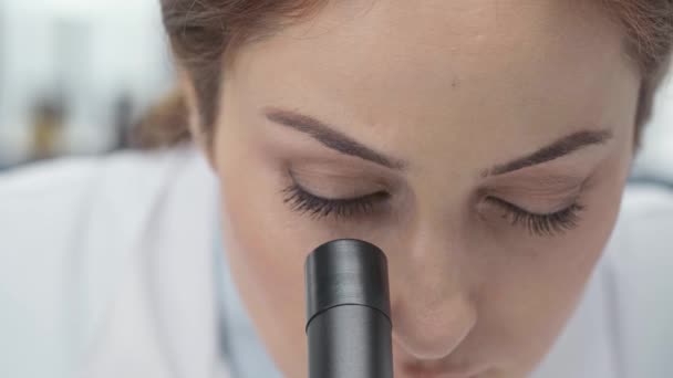 Vrouwelijke Wetenschapper Witte Jas Zoek Microscoop Laboratorium Gericht — Stockvideo