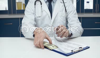 kırpılan tanısı ile masada oturan, sayma ve cebinde para koyarak beyaz montlu erkek doktor görünümünü