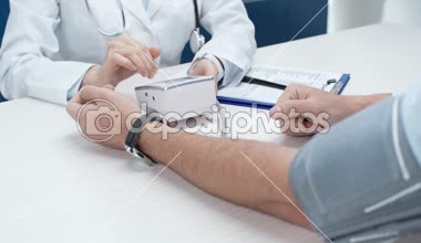 kadın doktor tonometer Kliniği ile adamın kan basıncı ölçme görünümünü kırpılmış