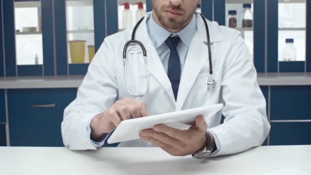 Vista Cortada Médico Masculino Casaco Branco Usando Tablet Digital Clínica — Vídeo de Stock
