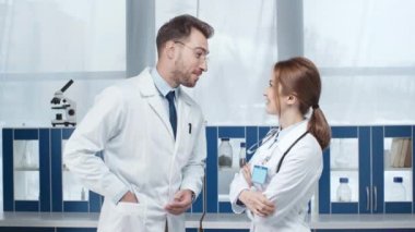 el sıkışan ve Kliniği kadın doktor para veren yakışıklı erkek doktor 