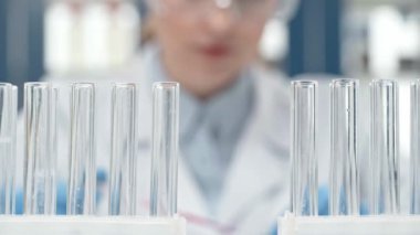 kadın Bilim Laboratuarı'nda cam tüp seçme görünümünü kırpılmış