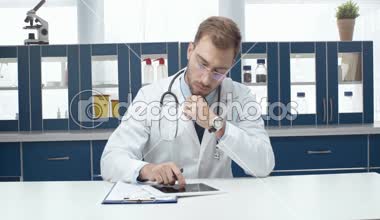 yakışıklı erkek doktor dijital tablet ve klinikte tanı yazma beyaz ceket