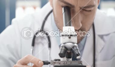 seçici odak erkek bilim laboratuvar mikroskop aramak