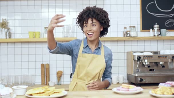 Prachtige Afrikaanse Amerikaanse Vrouwelijke Kassier Vredesteken Eend Gezicht Tonen Terwijl — Stockvideo