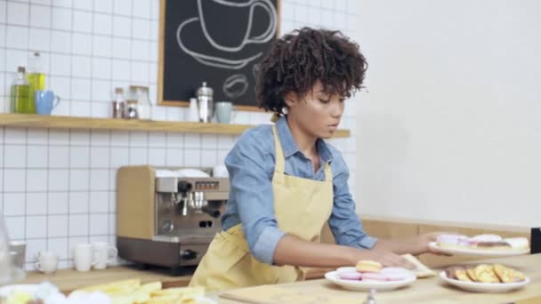 Hermosa Africana Americana Propietaria Café Femenino Delantal Limpieza Contador Postres — Vídeo de stock