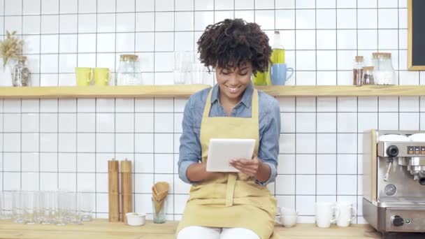 Tezgahın Üzerinde Oturuyor Dijital Tablet Kafede Kullanma Güzel Gülümseyen Afrikalı — Stok video
