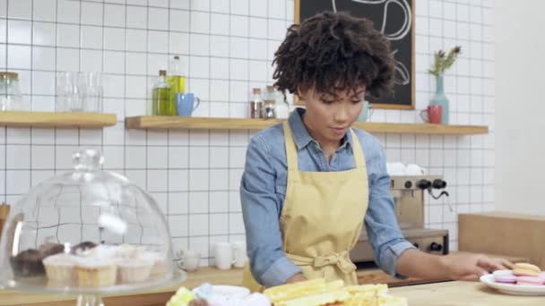 Indah African American Perempuan Pemilik Kafe Dalam Apron Menyesuaikan Makanan — Stok Video