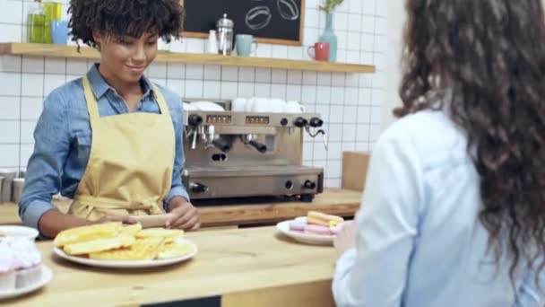 Cliente Femminile Che Paga Con Contanti Bella Afro Americano Cassiere — Video Stock