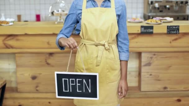 Красивая Африканская Американка Владелица Кафе Фартуке Держит Открытый Знак Смотрит — стоковое видео