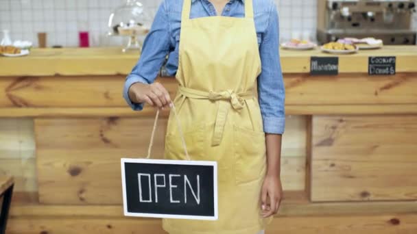 Hermosa Africana Americana Cafetera Propietaria Delantal Con Cartel Abierto Mirando — Vídeo de stock