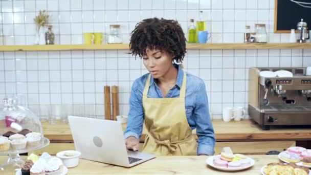 Mooie Lachende Afro Amerikaanse Vrouwelijke Kassier Laptop Achter Balie Met — Stockvideo