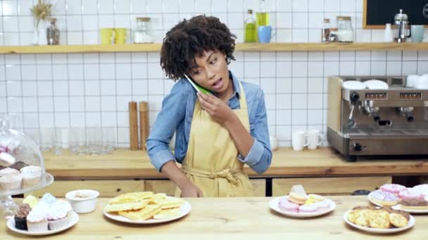 Mooie Lachende Afro Amerikaanse Vrouwelijke Kassier Praten Smartphone Met Behulp — Stockvideo