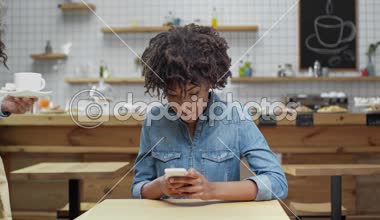 kadın garson güzel gülümseyen Afrikalı-Amerikalı kadın müşteri kafede kahve ve kurabiye getirmek