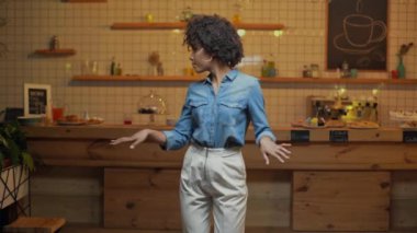 dans, gülen ve kamera Cafe bakarak denim bluz güzel Afrikalı-Amerikalı kadın Kafe sahibi