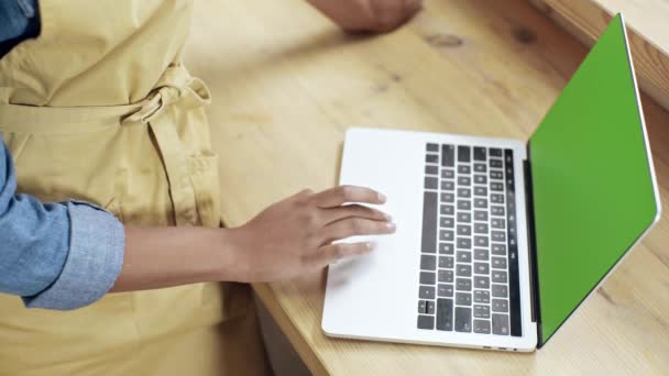 카페에서 화면으로 노트북을 아프리카계 미국인 직원의 — 비디오