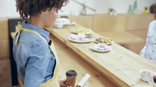 Kobiece Klient Płacąc Gotówki African American Kobieta Kasjera Podniesienie Porządku — Wideo stockowe