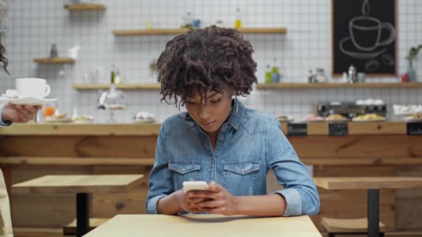 Kelnerka Kobiece Przynosząc Piękny Uśmiechający Się African American Kobieta Klienta — Wideo stockowe