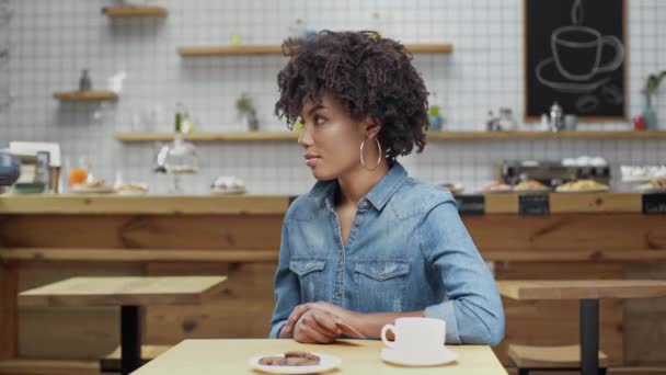 美しいアフリカ系アメリカ人女性客のカフェでクレジット カードで支払い 端末を保持している女性のレジ — ストック動画