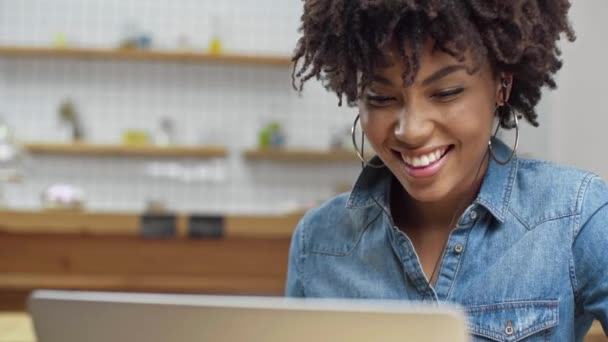 Mooie Lachende African American Vrouw Oortelefoons Met Behulp Van Laptop — Stockvideo