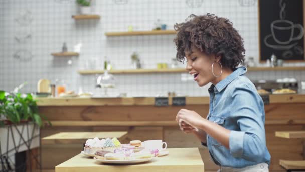 Piękne Zdjęcie Biorąc African American Kobieta Klienta Uśmiechający Się Ciasta — Wideo stockowe