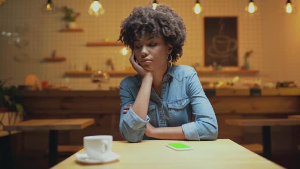 Smuk Trist Afrikansk Amerikansk Kvindelig Kunde Propping Hage Med Hånden – Stock-video