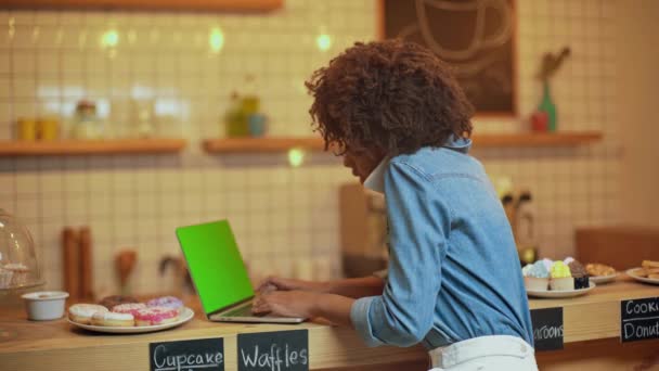 Bellissimo Afro Americano Proprietario Caffè Seduto Bancone Con Pasticceria Durante — Video Stock