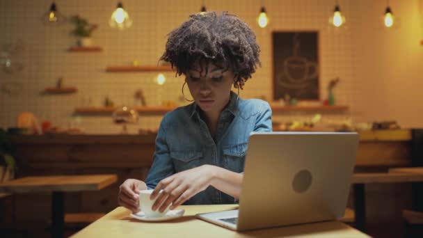 Bella Annoiata Afro Americana Freelance Seduta Tavola Che Beve Caffè — Video Stock