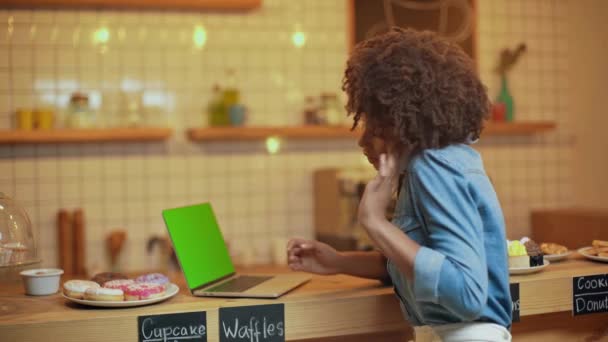 Cantik Tersenyum Freelancer Perempuan Menggunakan Laptop Dengan Layar Kosong Dan — Stok Video