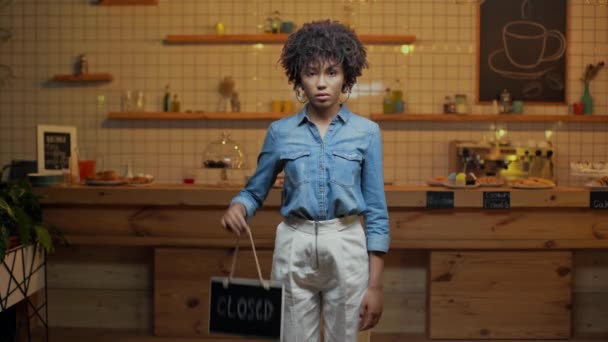 Beautiful African American Female Cafe Owner Holding Closed Sign Looking — Stock Video