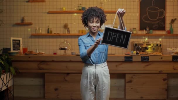 Bella Sorridente Afro Americano Proprietario Caffè Femminile Possesso Girando Segno — Video Stock