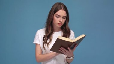 kitap okuma, mavi izole kaşları yükselterek ve uzağa bakarak kız durağındayım karıştı