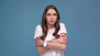 Kameraya bakarak ve silah ile buz gibi güzel bir kız olarak izole mavi geçti