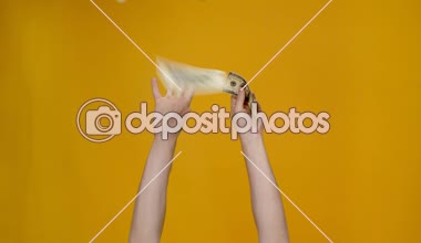 adam sarı izole düşen Doları banknot kapma kırpılmış görünümünü