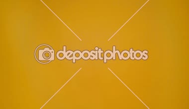 kırpılan seks jest ve izole sarı işaretler yukarı gösteren adam görünümünü