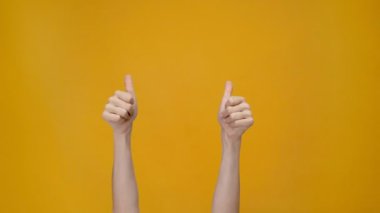 adam sarı izole işareti yukarı gösterilen kırpılmış görünümünü