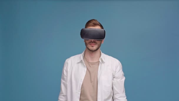 Mann Virtual Reality Headset Zeigt Mit Dem Finger Auf Kamera — Stockvideo