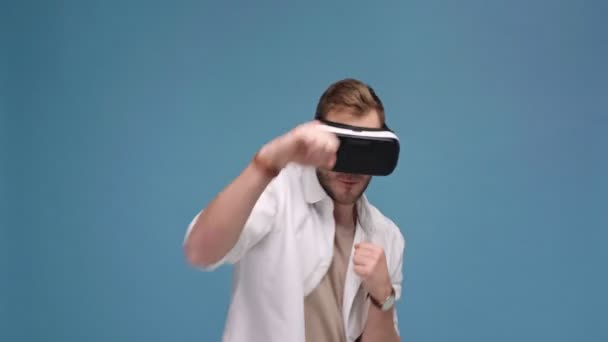 Άνθρωπος Στην Πυγμαχία Ακουστικά Εικονικής Πραγματικότητας Που Απομονώνονται Μπλε — Αρχείο Βίντεο