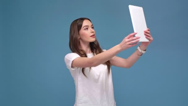 Schönes Mädchen Posiert Lächelt Und Macht Selfie Auf Digitalem Tablet — Stockvideo