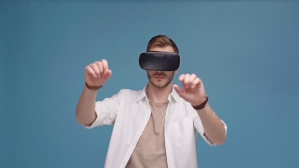 Mann Virtual Reality Headset Macht Wisch Gesten Und Zeigt Mit — Stockvideo