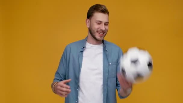 Guapo Sonriente Hombre Girando Pelota Fútbol Dedo Mirando Cámara Aislado — Vídeos de Stock