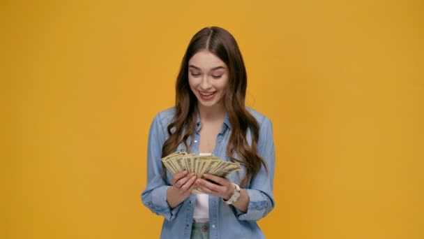 Menina Bonita Contando Notas Dólar Olhando Para Câmera Sorrindo Mostrando — Vídeo de Stock