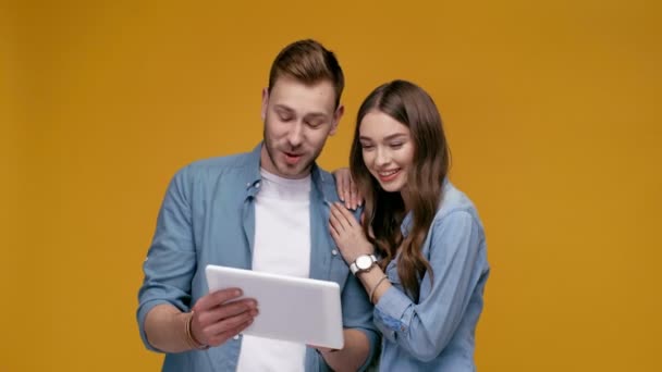 Mann Und Frau Mit Digitalem Tablet Lächeln Und Sprechen Isoliert — Stockvideo