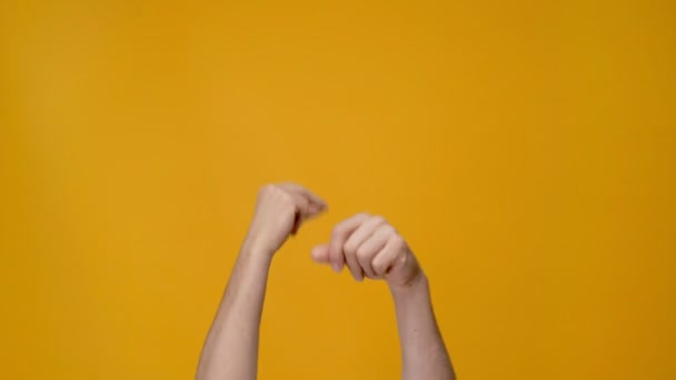 黄色の分離の指をスナップする男のトリミング ビュー — ストック動画