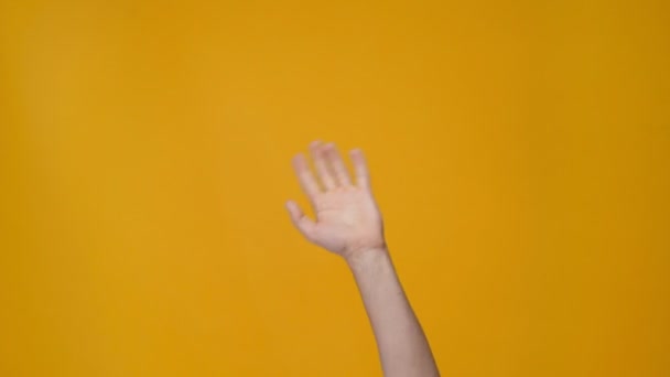黄色の分離の手で手を振る人のトリミング ビュー — ストック動画