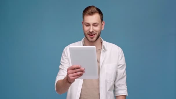 Homem Bonito Acenando Com Mão Falando Sorrindo Usar Tablet Digital — Vídeo de Stock