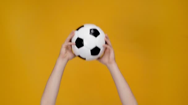 Visão Cortada Homem Apresentando Jogando Bola Futebol Isolado Amarelo — Vídeo de Stock