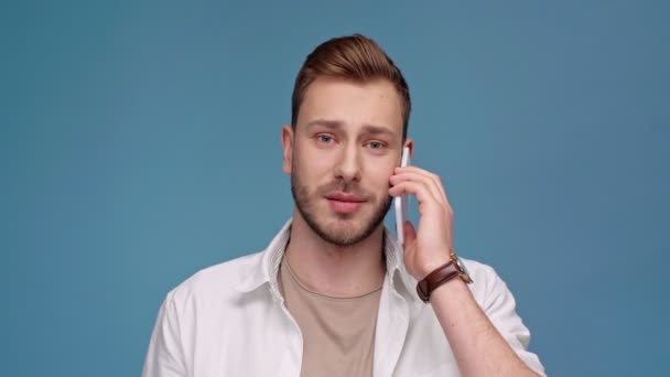 Schöner Mann Der Auf Dem Smartphone Spricht Die Kamera Schaut — Stockvideo