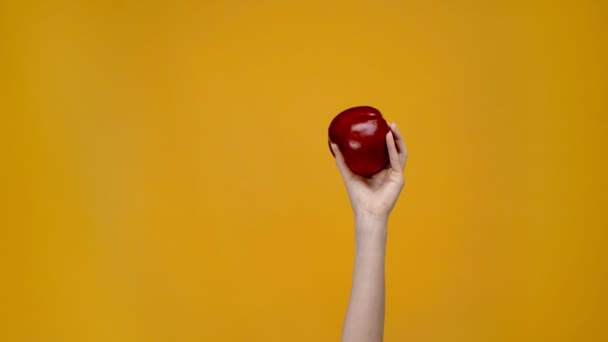 Частковий Вид Жінки Представляє Бургер Яблуко Ізольовані Жовтому — стокове відео